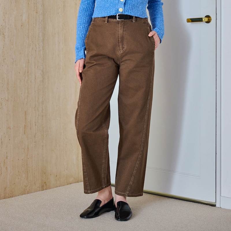 ハイウエスト設計で腰位置が高く見え、スタイルアップが叶う。
