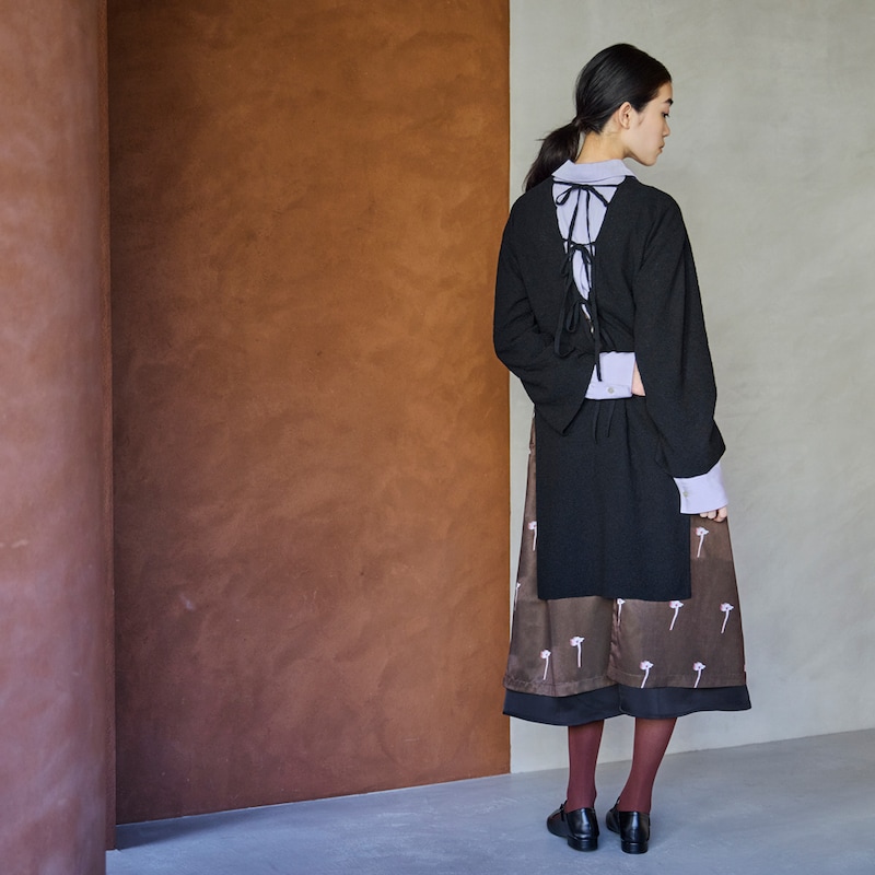 ワンピースやシャツに重ねても