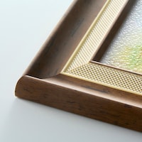 額縁には軽くて扱いやすいポリスチレンやMDF（繊維板）を採用