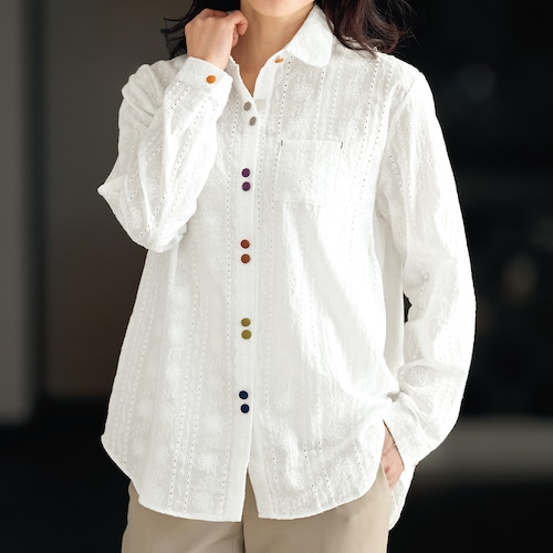 カラーボタン使い綿刺しゅうブラウス