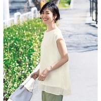 オフホワイト／カットソーなのにブラウスみたいに上品な着こなしができます！