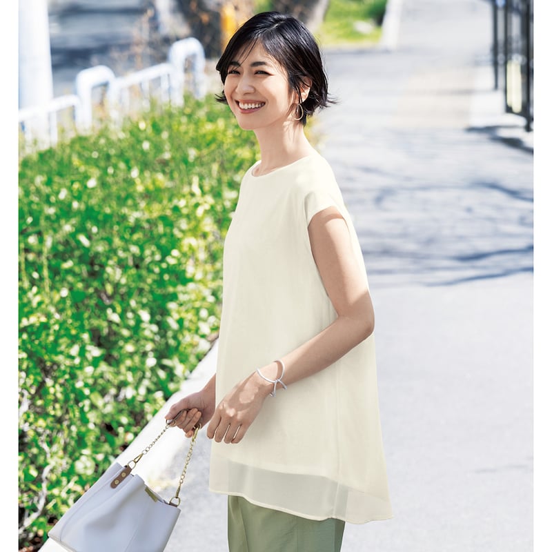 オフホワイト／カットソーなのにブラウスみたいに上品な着こなしができます！