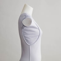 横幅を広くしたパッドで前側の汗もしっかりガード（肌側）　※仕様のみ参照