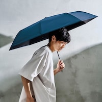 男性も使いやすい大きめサイズ(親骨60cm)に、シンプルなデザイン&カラー