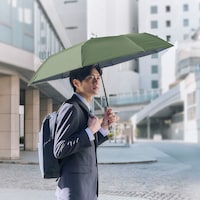 男性も使いやすい大きめサイズ(親骨60cm)に、シンプルなデザイン&カラー