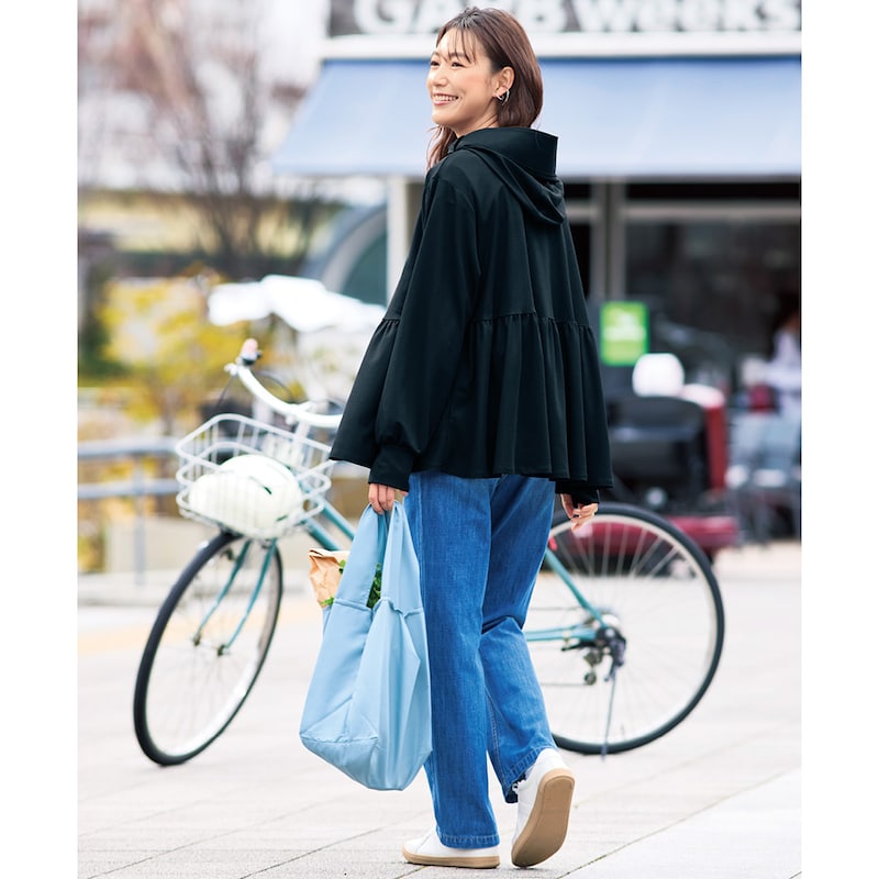 ウエストから広がるフレアがさりげなく華やか