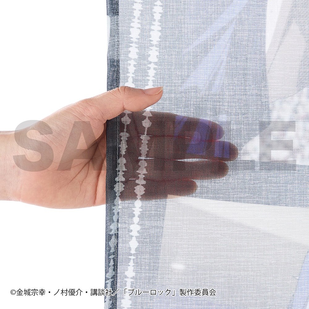 透け感のある素材を使用