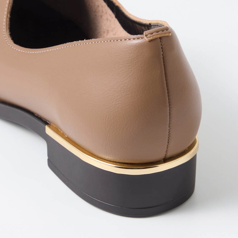 ヒールキャップがデザインのアクセント