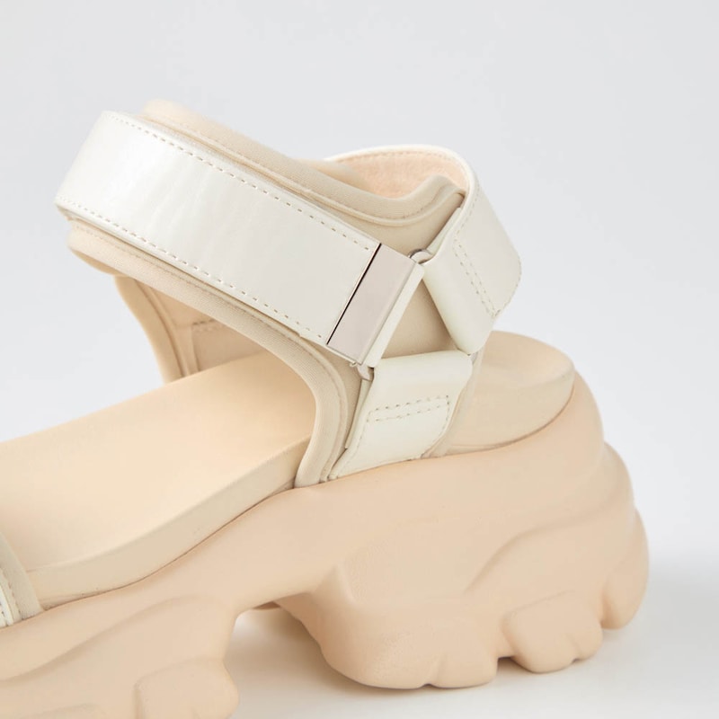 金具使いが大人な雰囲気