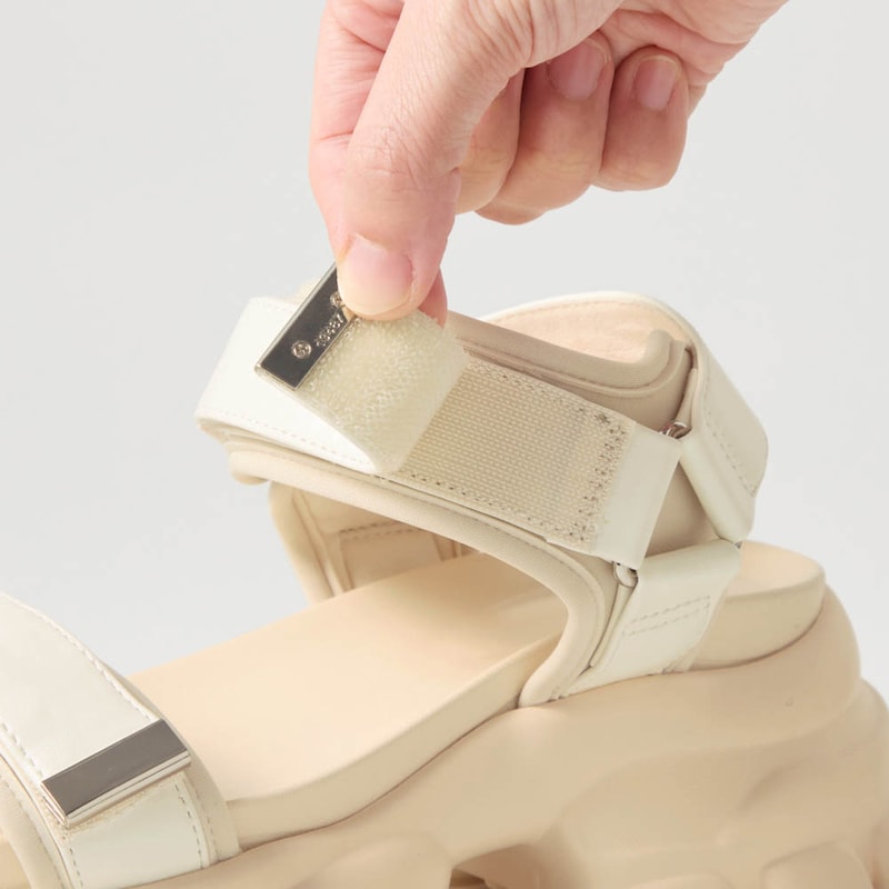 前後のフィット感を調節できるワンタッチテープ