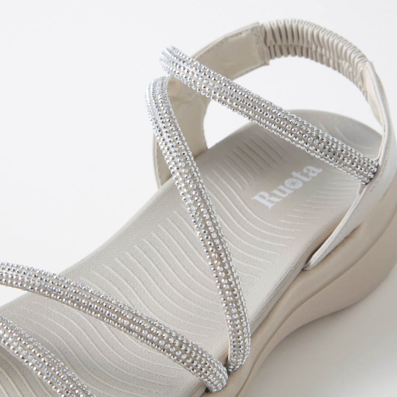 夏の肌をきれいに見せるストラップのラインストーン飾り