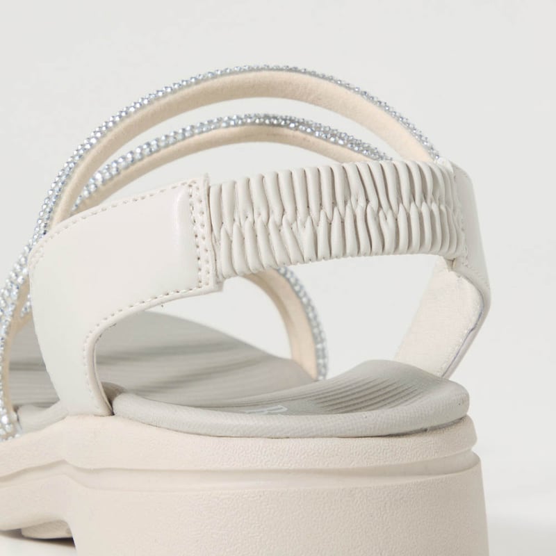 かかとはゴム仕様なので脱ぎ履きラクちん