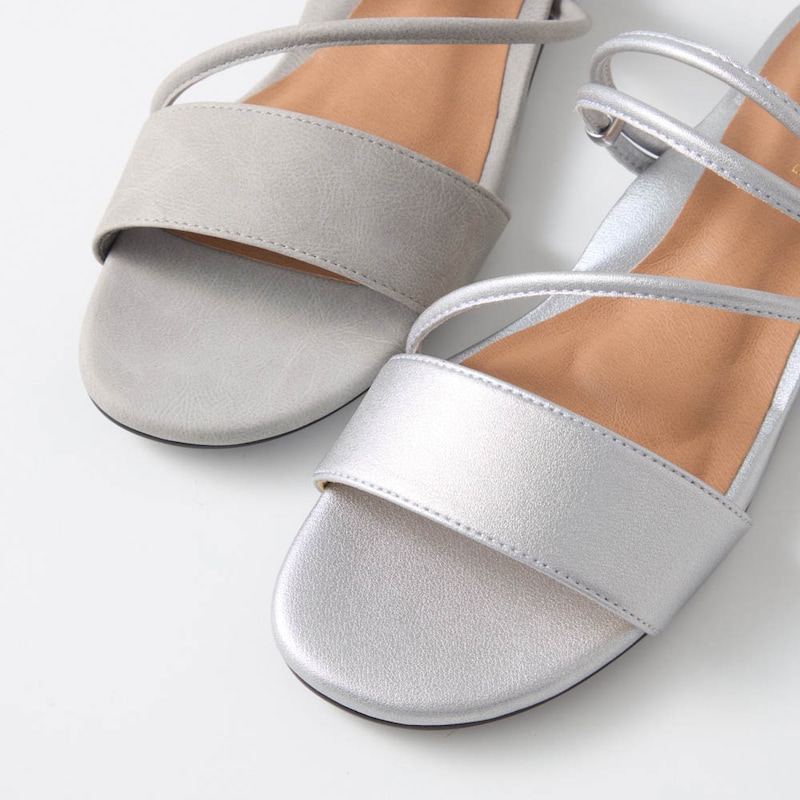 ムラ感のあるヌバック調合成皮革と、上品なスムース素材