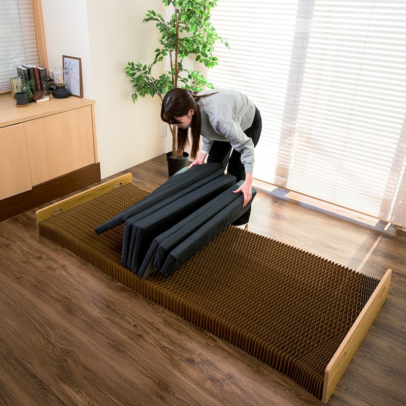 ベッドを広げて付属のマットレスを敷くだけで簡易ベッドに
