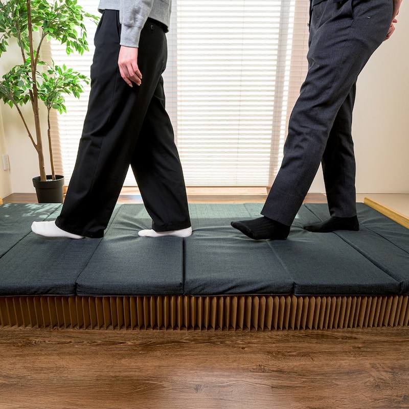 強度のあるハトロン紙の床面部は垂直荷重に強いハニカム構造で、強度も抜群