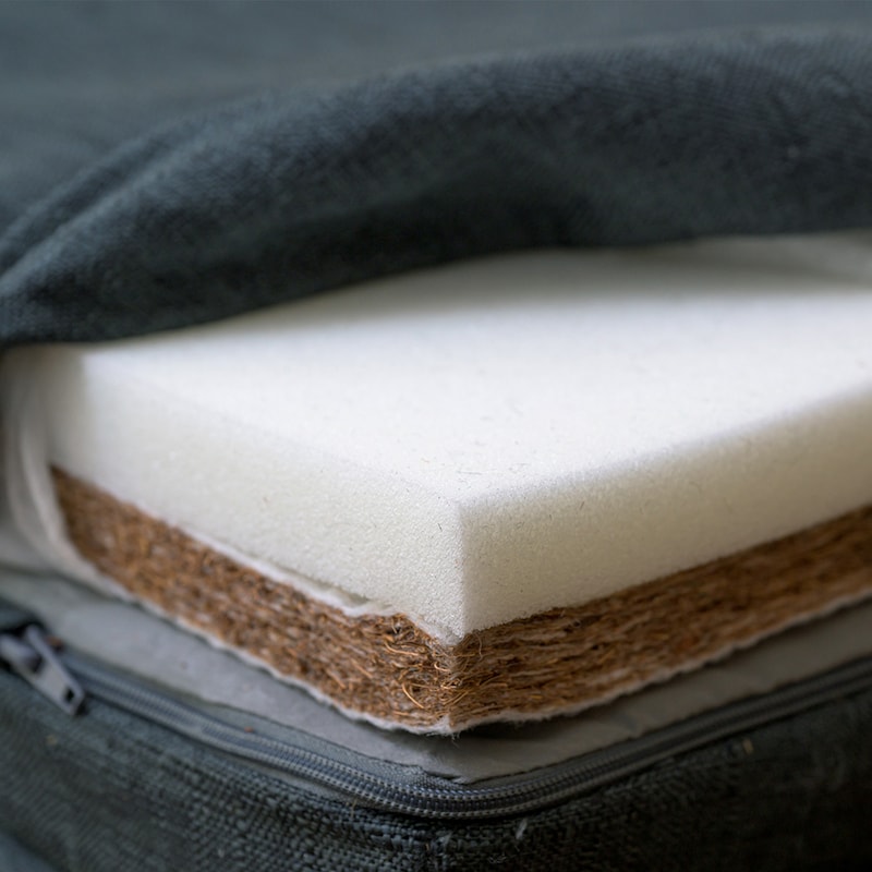 マットレス下層にはヤシの実の繊維ボードを使用し、通気性を確保