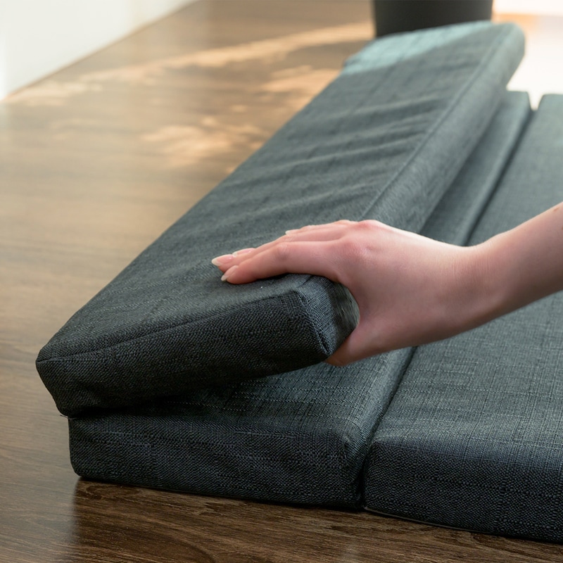 マットレスは折り畳式。頭部は半部に折れるので枕としても使用可能