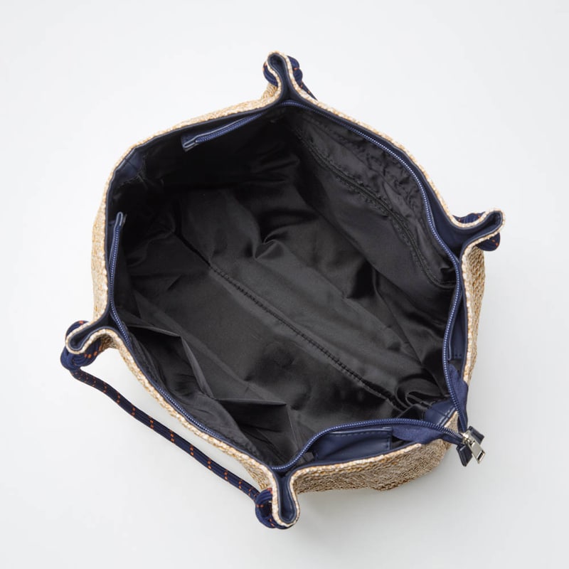 裏生地＆内ポケット付きで使い勝手も抜群