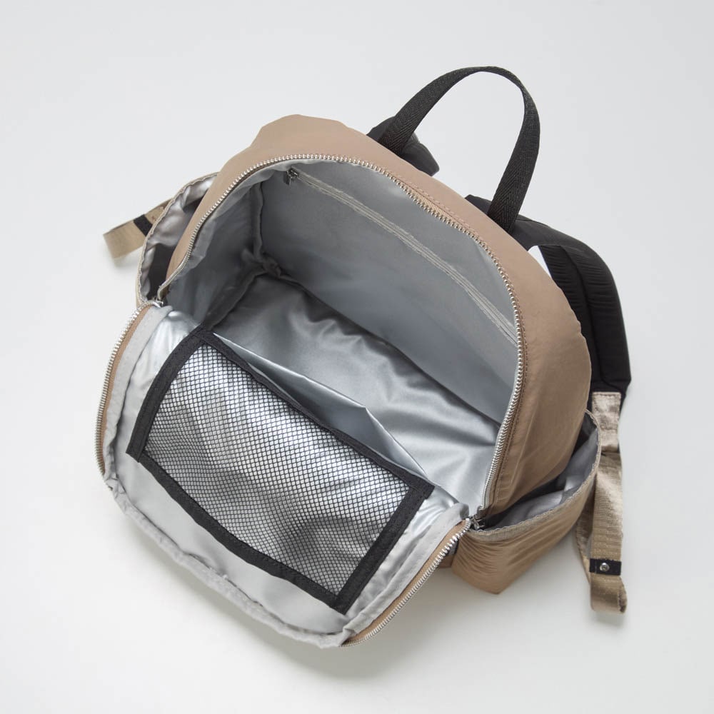 開閉口は大きく開くので荷物が出し入れしやすい