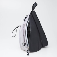 背面側にメイン室につながるファスナー付き