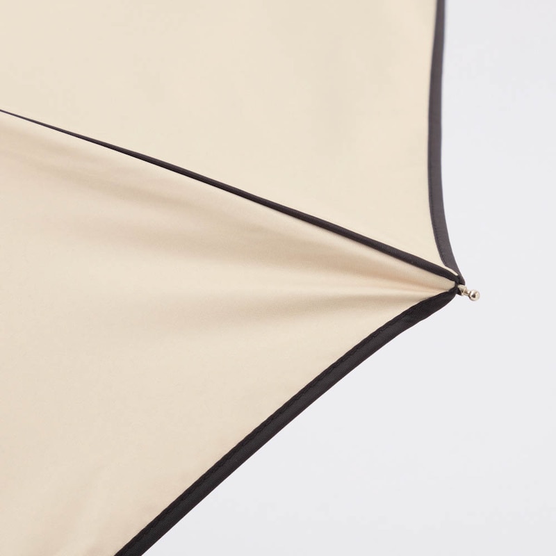 配色のパイピングデザインがポイント