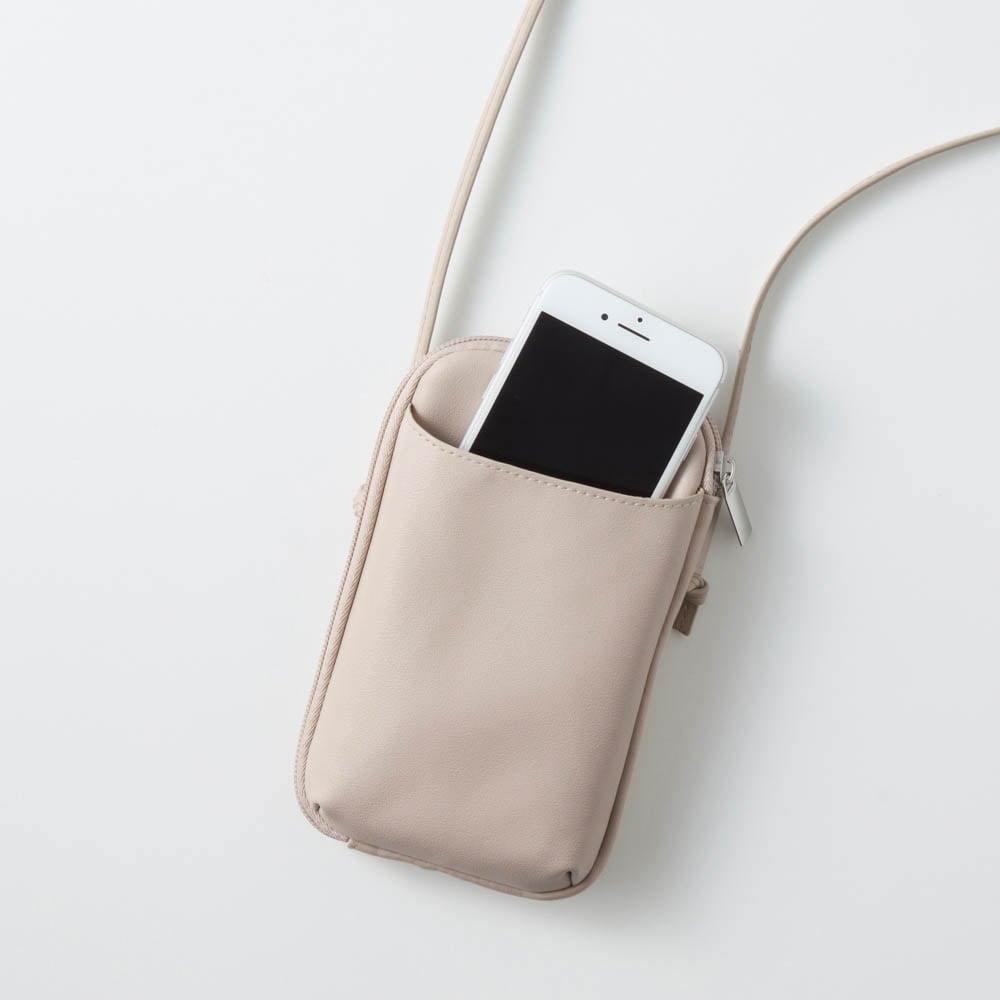 外ポケット付きなのでスマホや小物を入れて持ち歩ける