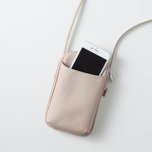 外ポケット付きなのでスマホや小物を入れて持ち歩ける