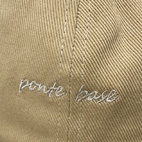 フロントにはさりげないロゴ刺繍
