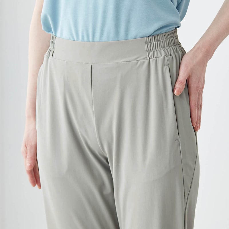 フラットな前ウエスト仕様でキレイ見え