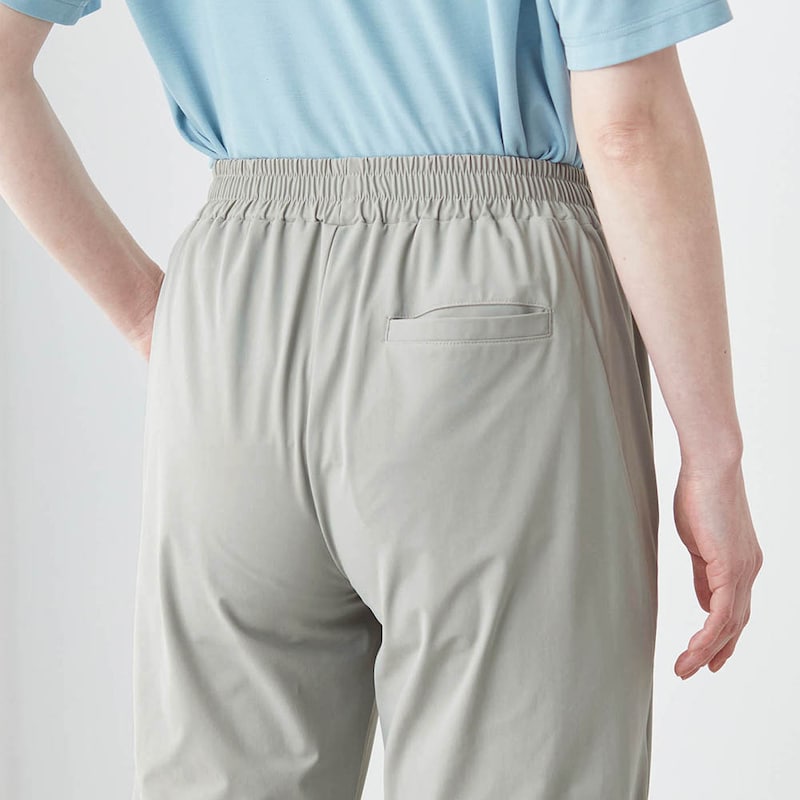 後ろはゴム仕様で快適なはき心地