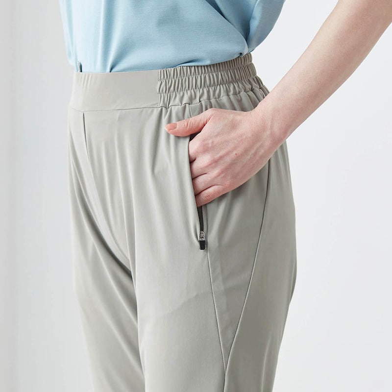 中身が落ちにくいファスナー付きポケット