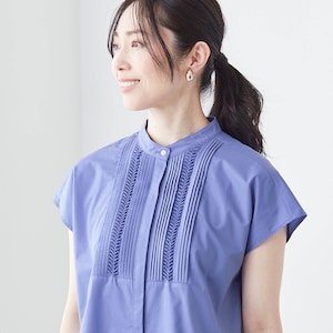 繊細なピンタックが胸元を華やかに