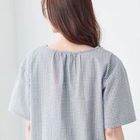 後ろ襟ぐりはゴムをくるみ込んだギャザー仕様