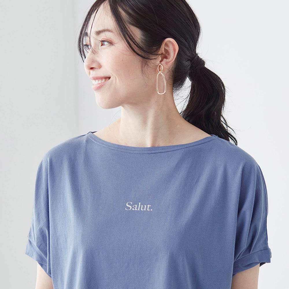 浅めのボートネックデザインでTシャツスタイルを格上げ