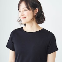 デコルテを美しく見せるボートネックのトップス