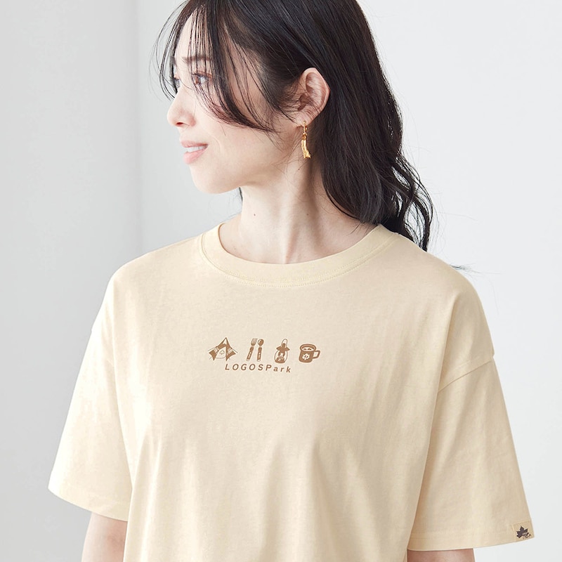 アウトドアアイテムを大人かわいいアイコン風デザインで並べたプリント