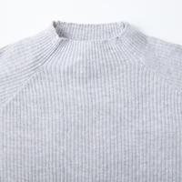 シンプルだけど上品にキマるプチハイネック仕様