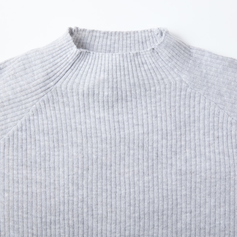 シンプルだけど上品にキマるプチハイネック仕様