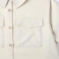 胸元のフラップポケットがアクセント