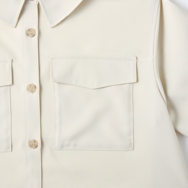 胸元のフラップポケットがアクセント