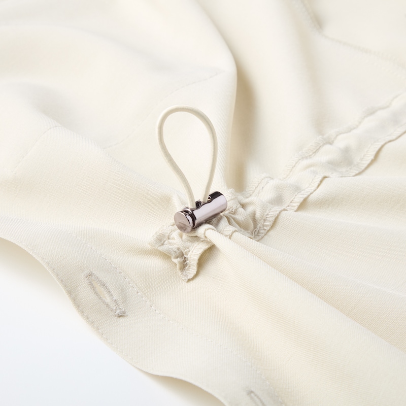 シルエットを調整できるドローコード付き