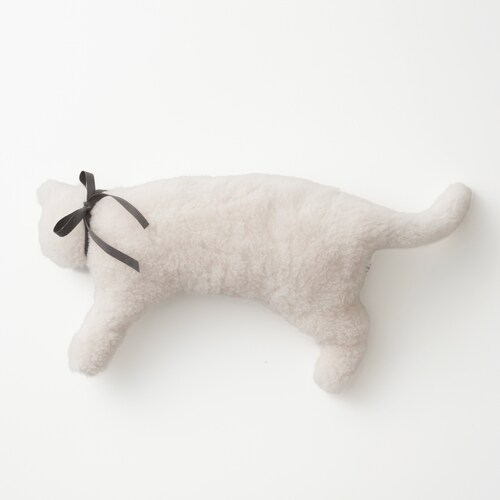 「眠りにつくまで、心地よい」リアルなフォルムで柔らかい猫の抱き枕［日本製］