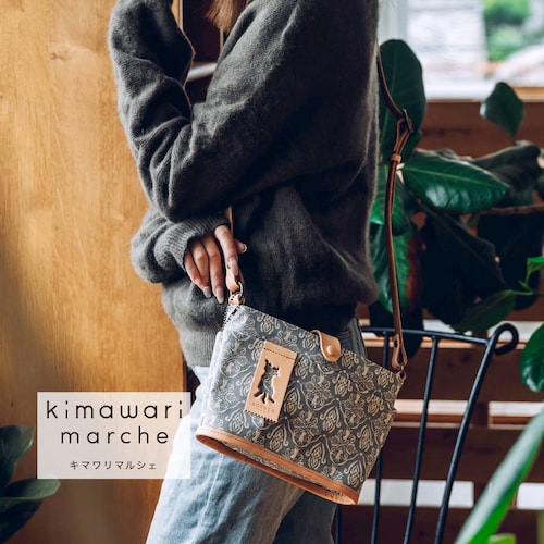 【保護ネコに寄付できる】「底マチ付きで、たっぷり入る」ダマスク柄ミニショルダー横型［日本製］