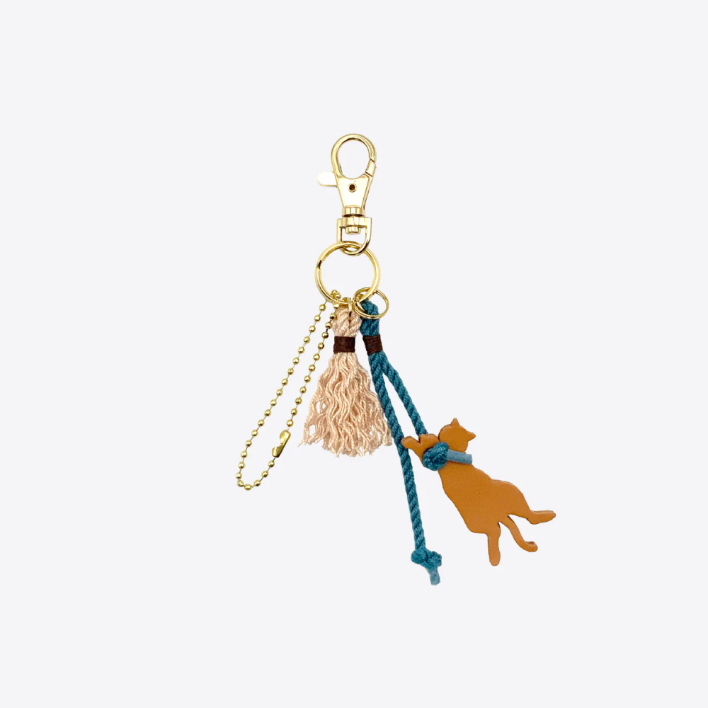 紐で遊ぶネコのチャーム 紐で遊ぶネコのチャーム