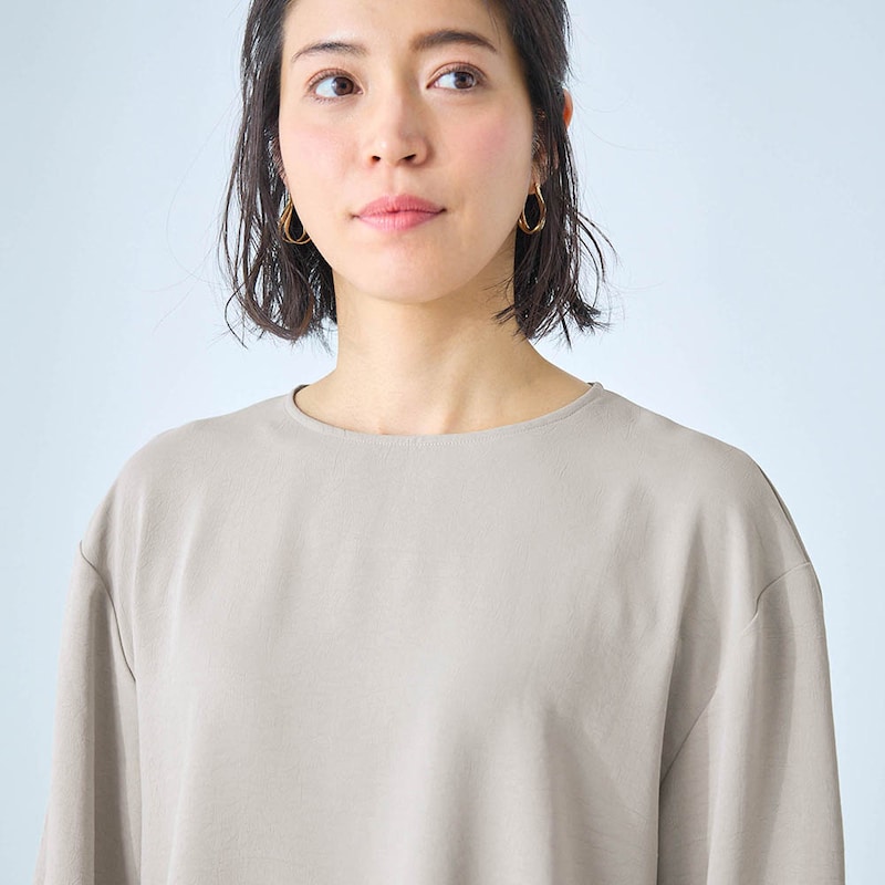 すっきりとしたクルーネック