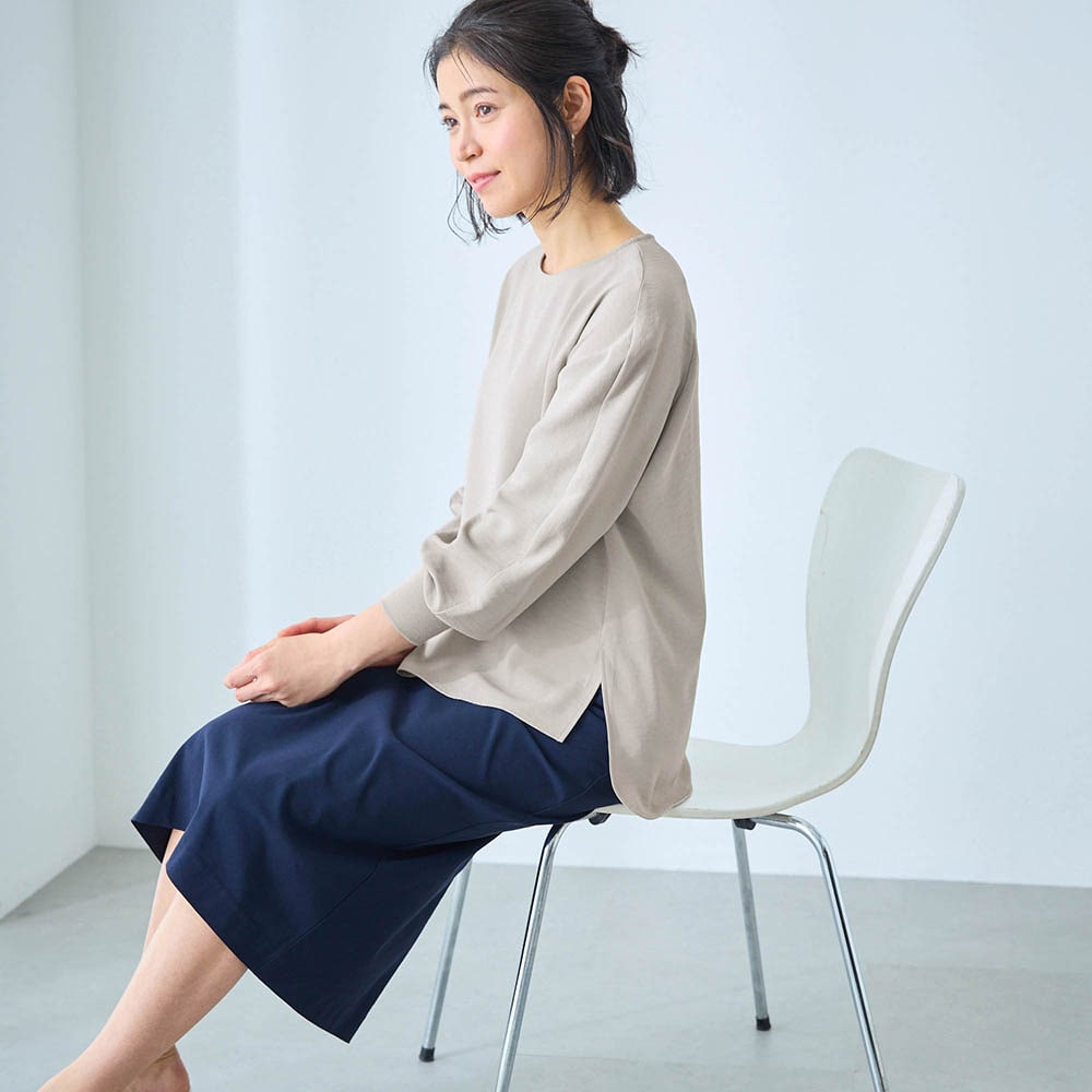 サイドに深めのスリット入りで座ったときにお腹まわりがつっぱらない