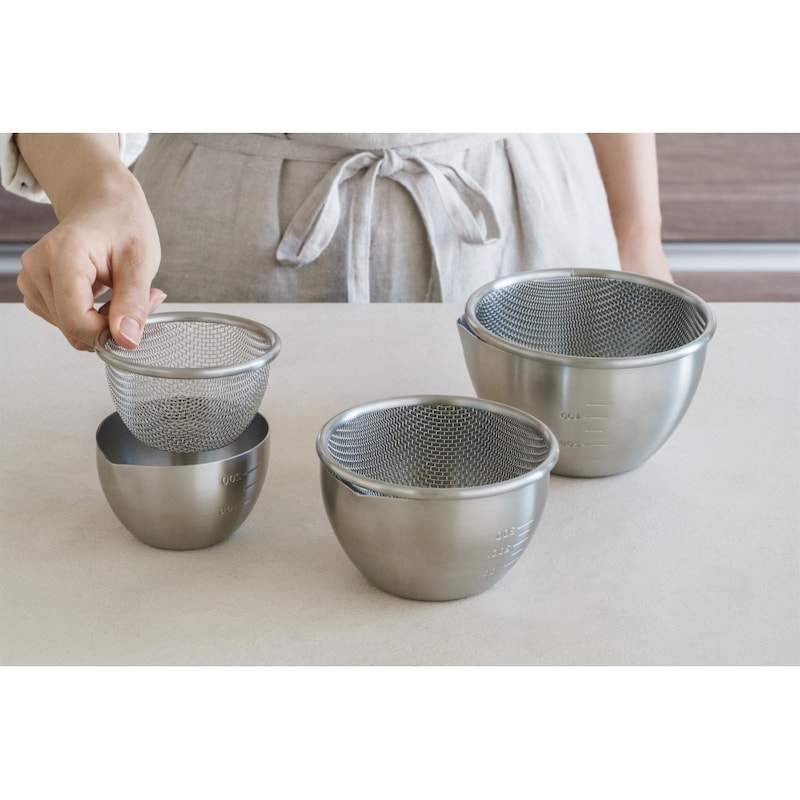 別売の『下ごしらえボウル』各サイズに重ねて使えるので、食材の水さらしに便利です