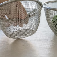 脚付きで食材が調理台に触れにくい