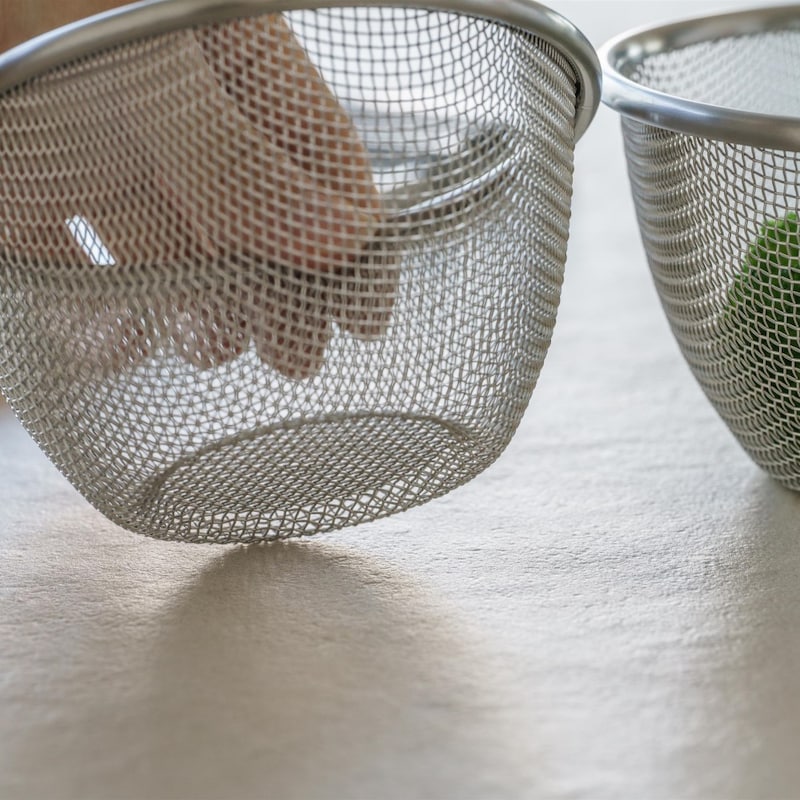 脚付きで食材が調理台に触れにくい