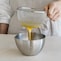 ザルを重ねたまま卵をかき混ぜた後、サッと持ち上げるだけでダマになりやすい白身を濾すことができます